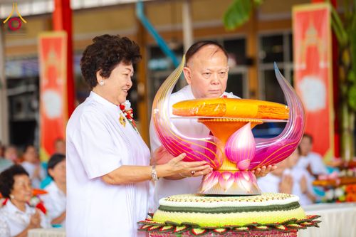 ภาพ No.170758:พิธีทอดกฐิน ณ วัดมงคลพุการาม ปทุมธานี ในโครงการกฐินสามัคคีทั่วไทย 30,000 วัด บูชาธรรม 80 ปี หลวงพ่อธัมมชโย โดยคณะศิษยานุศิษย์วัดพระธรรมกาย วันที่ 27 ตุลาคม พ.ศ. 2567