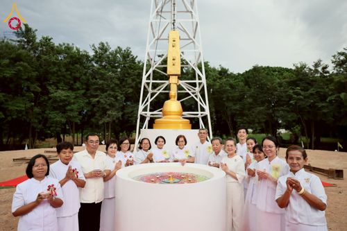 ภาพ No.261909:วันที่ 14 ตุลาคม พ.ศ. 2568 พิธีกลั่นแผ่นดิน โปรยทรายตอกเสาเข็มมหามงคลต้นแรก  สร้างองค์พระเจดีย์และจุดประทีปถวายเป็นพุทธบูชา ณ ศูนย์ปฏิบัติธรรมชัยนาท ต.ธรรมามูล อ.ชัยนาท จ.ชัยนาท