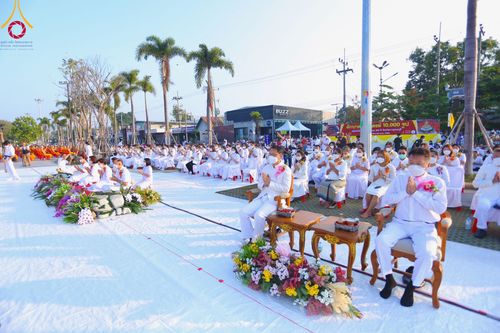 ภาพ No.101843:ตักบาตรพระ 10,000 รูป เติมบุญให้แผ่นดิน เนื่องในโอกาส 192 ปี จังหวัดกาญจนบุรี หนึ่งในโครงการตักบาตรพระ 2,000,000 รูป  77 จังหวัดทุกวัดทั่วไทย วันจันทร์ที่ 11 ธันวาคม พ.ศ. 2566 บริเวณถนนสองแคว (SKY WALK) เมืองกาญจนบุรี