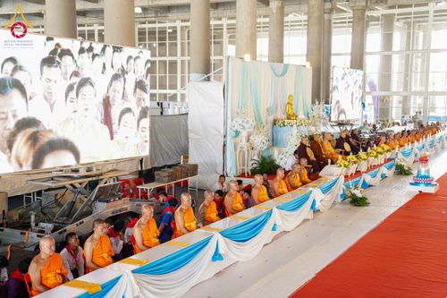 ภาพ No.143700:พิธีถวายผ้าไตร, สวดธรรมจักร, ปฏิบัติธรรม และฟังแสดงพระธรรมเทศนา ภาษาเมียนมา โดยมีสาธุชนชาวเมียนมากว่า 4,000 คน เข้าร่วมพิธี ณ มหารัตนวิหารคด วัดพระธรรมกาย วันอาทิตย์ที่ 7 กรกฎาคม พ.ศ. 2567