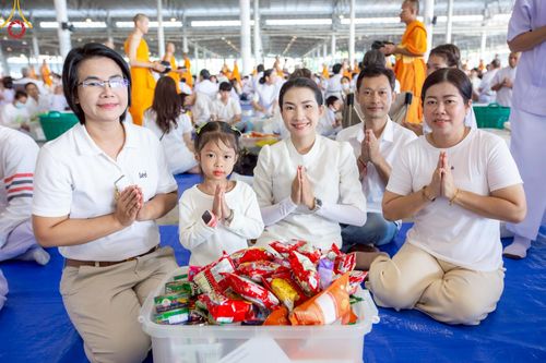 ภาพ No.222000:วันที่ 4 พฤษภาคม พ.ศ. 2568 พิธีตักบาตร เนื่องในวันอาทิตย์ต้นเดือน ณ บ้านแก้วเรือนทองคุณยายฯ วัดพระธรรมกาย