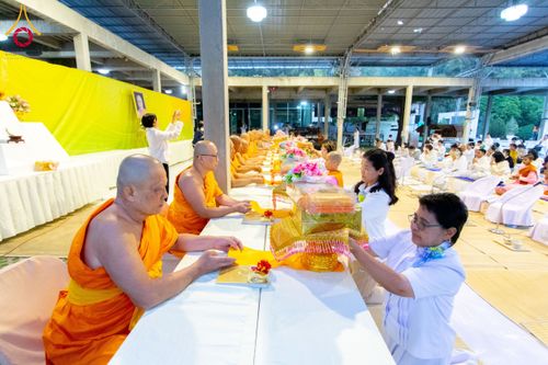 ภาพ No.194927:พิธีถวายภัตตาหารเป็นสังฆทาน แด่พระธรรมยาตรา ณ อนุสรณ์สถานมหาวิหารพระมงคลเทพมุนี (โลตัสแลนด์) อ.สองพี่น้อง จ.สุพรรณบุรี ในโครงการธรรมยาตรา กตัญญูบูชา มหาปูชนียาจารย์ พระมงคลเทพมุนี(สด จนฺทสโร) พระผู้ปราบมาร แห่ง ปีที่ 13 วันที่ 14 มกราคม พ.ศ.2568
