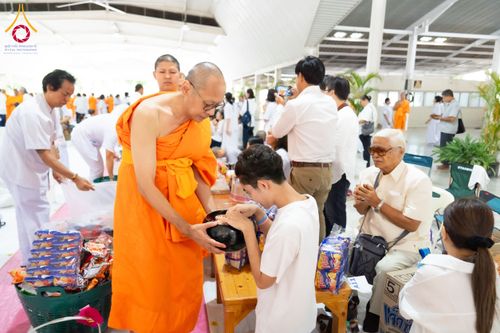 ภาพ No.61282:พิธีตักบาตรฉลองพระใหม่ รุ่นบูชาธรรมโครงการ 1-2 โครงการบรรพชาอุปสมบทหมู่ธรรมทายาท บูชาธรรมหลวงพ่อธัมมชโย 80 ปี ณ โถงช้างสำนักงานใหญ่ วัดพระธรรมกาย วันที่ 20 เมษายน พ.ศ. 2567