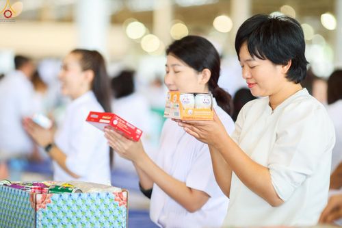 ภาพ No.240422:วันพุธที่ 27 สิงหาคม พ.ศ. 2568 พิธีตักบาตร ในวันธรรมชัย ณ วัดพระธรรมกาย จ.ปทุมธานี