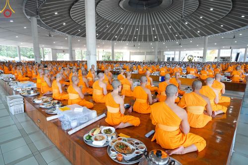 ภาพ No.143206:พิธีถวายภัตตาหารเพื่อเป็นกำลังแห่งการเข้าถึงธรรม ของพระภิกษุสามเณร วัดพระธรรมกาย วันเสาร์ที่ 6 กรกฏาคม พ.ศ. 2567 ณ หอฉันคุณยายอาจารย์ วัดพระธรรมกาย จ.ปทุมธานี
