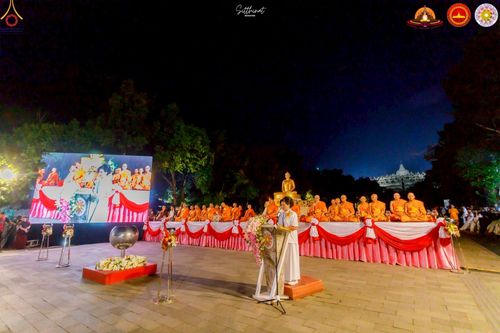 ภาพ No.224502:วันจันทร์ที่ 12 พฤษภาคม พ.ศ. 2568  ชาวพุทธในอินโดนีเซีย ร่วมฉลองวิสาขบูชาจุดประทีปกว่า 200,000 ดวง ณ พระมหาเจดีย์บรมพุทโธ  เจริญพุทธมนต์ถวาย “พระวชิรเกล้าเจ้าอยู่หัว”