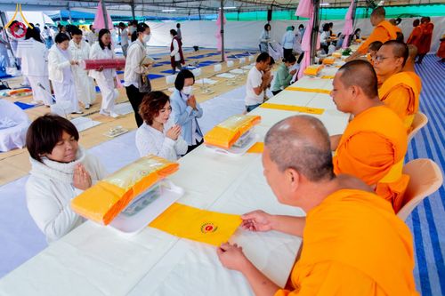 ภาพ No.199390:พิธีถวายภัตตาหารเป็นสังฆทาน แด่พระธรรมยาตรา ณ อนุสรณ์สถานบางปลา วัดบางปลา อำเภอบางเลน จังหวัดนครปฐม ในโครงการธรรมยาตรา กตัญญูบูชา มหาปูชนียาจารย์ พระมงคลเทพมุนี(สด จนฺทสโร) พระผู้ปราบมาร อนุสรณ์สถาน 7 แห่ง ปีที่ 13 วันที่ 22 มกราคม พ.ศ. 2568