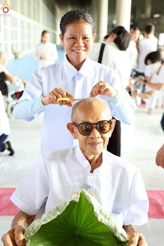 ภาพ No.230802:วันที่ 28 มิถุนายน พ.ศ. 2568 พิธีตัดปอยผมและปลงผม โครงการบวชพระนานาชาติ AEC & WAB รุ่นที่ 9 ณ วิหารคด 2 วัดพระธรรมกาย