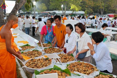 ภาพ No.110714:พิธีถวายภัตตาหารเป็นสังฆทาน แด่คณะพระธรรมยาตราฯ ในโครงการธรรมยาตรากตัญญูบูชา มหาปูชนียาจารย์ พระมงคลเทพมุนี(สด จนฺทสโร) พระผู้ปราบมาร อนุสรณ์สถาน 7 แห่ง ปีที่ 12 วันที่ 12 มกราคม พ.ศ. 2567 ณ อนุสรณ์สถานมหาวิหารพระมงคลเทพมุนี(โลตัสแลนด์) อ.สองพี่น้อง จ.สุ