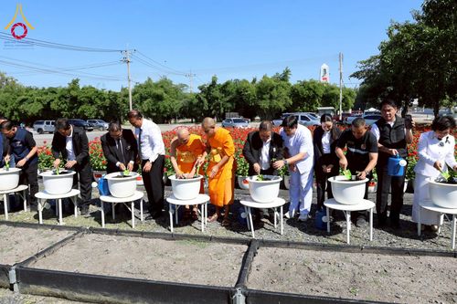 ภาพ No.271945:วันที่ 22 พฤศจิกายน พ.ศ. 2568 ผู้ว่าฯ ปทุมธานี ลงพื้นที่เยี่ยม “อำเภอคลองหลวง” พร้อมชมการเตรียมความพร้อมเทศกาลสวนดอกไม้ปทุมธานี “ทุ่งสวรรค์ ตะวันฉาย” ณ วัดพระธรรมกาย