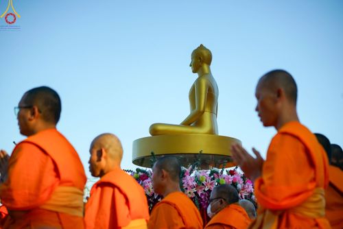 ภาพ No.103865:พิธีตักบาตรพระ 1,000 รูป ครั้งที่ 7 ถวายเป็นพุทธบูชา เพื่อช่วยเหลือคณะสงฆ์ 323 วัด 4 จังหวัดชายแดนภาคใต้ และถวายแด่คณะสงฆ์จังหวัดพิษณุโลก ณ ลานธรรมธุดงคสถานพิษณุโลก อ.วังทอง จ.พิษณุโลก วันที่ 24 ธันวาคม พ.ศ. 2566