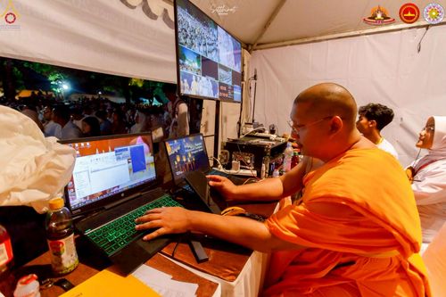 ภาพ No.224765:วันที่ 11 -12 พฤษภาคม พ.ศ. 2568 คณะพระอาจารย์ เจ้าหน้าที่ อาสาสมัคร นักศึกษา ทั้งชาวอินโดนีเซีย และชาวไทย ร่วมแรงร่วมใจ เตรียมงาน เก็บงาน ในวันวิสาขบูชา ณ พระมหาเจดีย์บรมพุทโธ ประเทศอินโดนีเซีย