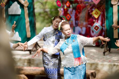 ภาพ No.234238:พิธีมุทิตาสักการะ "พระสิริรัตนเมธี" เจ้าคณะจังหวัดเลย ,พิธีถวายไทยธรรม ๙ วัด และพิธีทอดผ้าป่าเพื่อสร้างทุกสิ่ง  ในวาระทำบุญครบรอบ ๑๐ ปี ณ ศูนย์ปฏิบัติธรรมแก้วภูเรือ อ.ภูเรือ จ.เลย