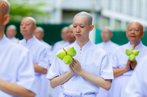 ภาพ No.228883:วันเสาร์ที่ 14 มิถุนายน พ.ศ. 2568 พิธีเวียนประทักษิณ , พิธีขอขมารับผ้าไตร ในโครงการบรรพชาอุปสมบทหมู่ ผู้บริหารรุ่นที่ 15 และ อุดมศึกษา รุ่นที่ 52 ณ โบสถ์พระไตรปิฎก วัดพระธรรมกาย