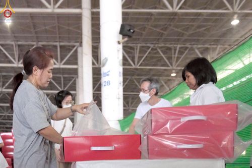 ภาพ No.214358:วันที่ 29 มีนาคม พ.ศ.2568 กิจกรรมใส่ถุงซิปกล่องไทยธรรม เพื่อรักษาความประณีตของกล่องไทยธรรม ในทุกสภาพอากาศ ณ บ้านแก้วเรือนทองคุณยาย วัดพระธรรมกาย