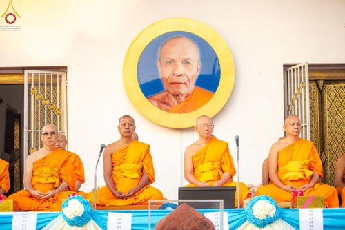 ภาพ No.197663:พิธีตักบาตรพระธรรมยาตรา ณ อนุสรณ์สถานลำดับที่ 4 สถานที่เกิดด้วยกายธรรม วัดโบสถ์(บน) ต.บางคูเวียง จ.นนทบุรี ในโครงการธรรมยาตรา กตัญญูบูชา มหาปูชนียาจารย์ พระมงคลเทพมุนี(สด จนฺทสโร) พระผู้ปราบมาร อนุสรณ์สถาน 7 แห่ง ปีที่ 13 วันที่ 19 มกราคม พ.ศ. 2568