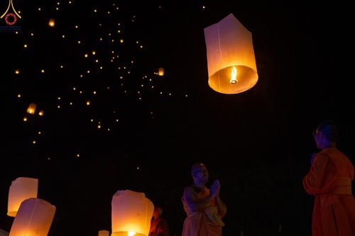 ภาพ No.138664:Photo Story  มหัศจรรย์วัดดงดินแดง Episode 6 พระภิกษุ-สามเณร ในโครงการบรรพชาอุปสมบทหมู่  กว่า 500 รูป และศีลจาริณีกว่า 300 คน ร่วมกันก่อพระเจดีย์ทราย 20,000 องค์ และจุดประทีป  บูชาธรรม 80 ปี หลวงพ่อธมฺมชโย กลางลำน้ำแม่ตื่น