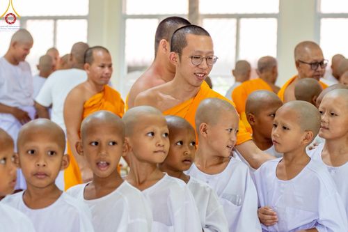 ภาพ No.59145:พิธีปลงผมและแห่นาคธรรมทายาท ในโครงการบรรพชาสามเณร ภาคฤดูร้อน เฉลิมพระเกียรติพระบาทสมเด็จพระเจ้าอยู่หัว เนื่องในโอกาส  พระราชพิธีมหามงคลเฉลิมพระชนมพรรษา 6 รอบ  ปลงผมนาคในวันที่ 21 เมษายน พ.ศ 2567 ณ วัดกลางธนรินทร์ (ธรรมอุทยานบ้านแป้ง)