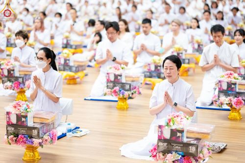 ภาพ No.145260:พิธีถวายผ้าอาบน้ำฝนและประทีปโคมไฟ ณ สภาธรรมกายสากล วัดพระธรรมกาย วันเสาร์ที่ 20 กรกฎาคม พ.ศ. 2567