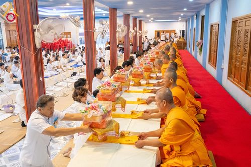 ภาพ No.196941:พิธีถวายภัตตาหารเป็นสังฆทาน แด่พระธรรมยาตรา ณ วัดโบสถ์(บน) ตำบลบางคูเวียง อำเภอบางกรวย จังหวัดนนทบุรี ในโครงการธรรมยาตรา กตัญญูบูชา มหาปูชนียาจารย์ พระมงคลเทพมุนี(สด จนฺทสโร) พระผู้ปราบมาร อนุสรณ์สถาน 7 แห่ง ปีที่ 13 วันที่ 18 มกราคม พ.ศ. 2568
