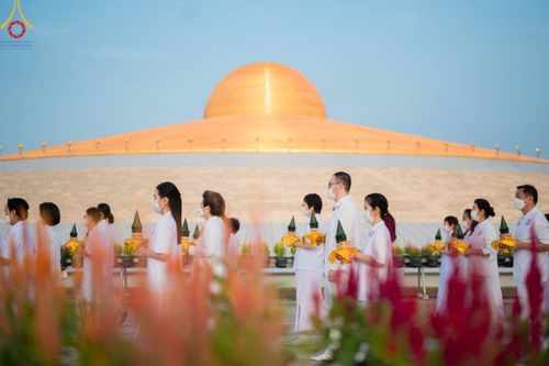 ภาพ No.101446:พิธีเวียนประทักษิณ, พิธีวันทาเจดีย์, พิธีขอขมาและมอบผ้าไตร ในโครงการอุปสมบทหมู่ รุ่นบูชาธรรมมหาปูชนียาจารย์ ณ วัดพระธรรมกาย ในวันที่ 9 ธันวาคม พ.ศ. 2566