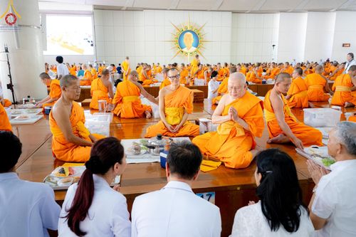 ภาพ No.165803:พิธีถวายภัตตาหารเมนูสวรรค์ วันที่ 26 ตุลาคม พ.ศ. 2567 ณ หอฉันคุณยายอาจารย์ฯ วัดพระธรรมกาย