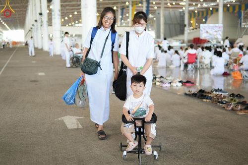 ภาพ No.123043:พิธีตักบาตร และพิธีบูชาข้าวพระ ในวันอาทิตย์ต้นเดือนที่ 4 กุมภาพันธ์ พ.ศ. 2567 ณ วัดพระธรรมกาย จ.ปทุมธานี