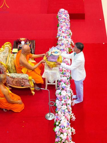 ภาพ No.147077:พิธีมุทิตาสักการะพระภิกษุ ผู้สอบได้เปรียญธรรม 9 ประโยคระดับโลกปีที่ 36, พิธีมอบโล่เกียรติยศและทุนการศึกษา สำนักเรียนบาลีดีเด่นทั่วประเทศ, พิธีถวายมหาสังฆทานคณะสงฆ์ 2,000 กว่าวัด ทั่วประเทศ ปีที่ 24, พิธีถวายไทยธรรมคณะสงฆ์ 323 วัด 4 จังหวัดชายแดนภาคใต้