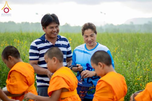 ภาพ No.217961:วันศุกร์ที่ 11 เมษายน พ.ศ. 2568 พระและสามเณร 99 รูป จากศูนย์ปฏิบัติธรรมระยอง(บ้านช่องลม) บิณฑบาต ณ ทุ่งปอเทือง ต.บางบุตร อ.บ้านค่าย จ.ระยอง เพื่อเป็นการฝึกสามเณรภาคฤดูร้อน ผ่านกิจวัตรบิณฑบาตในพื้นที่ชุมชน