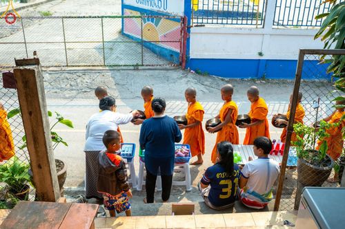 ภาพ No.137006:Photo Story  มหัศจรรย์วัดดงดินแดง Episode 5 กิจกรรมถ่ายภาพหมู่ประวัติศาสตร์ และตักบาตรฉลองพระ-เณรกว่า 500 รูป วันที่ 6 เมษายน พ.ศ. 2567