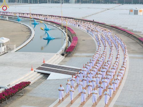 ภาพ No.216975:วันเสาร์ที่ 12 เมษายน พ.ศ. 2568 พิธีเวียนประทักษิณรอบพระมหาธรรมกายเจดีย์  พิธีวันทาเจดีย์ พิธีขอขมาและมอบผ้าไตร ในโครงการอุปสมบทหมู่ บูชาธรรมหลวงพ่อธัมมชโย, โครงการธรรมทายาท ระดับอุดมศึกษา รุ่นที่ 52 ,  โครงการบวชพระนานาชาติ AEC & WAB CEO รุ่นที่ 4 , ณ ว