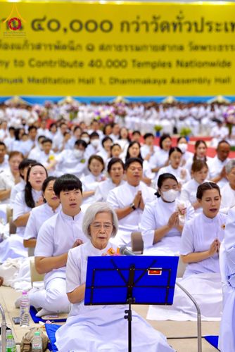 ภาพ No.215325:วันอาทิตย์ต้นเดือนที่ 6 เมษายน พ.ศ. 2568 พิธีบูชาข้าวพระ สภาธรรมกายสากล วัดพระธรรมกาย