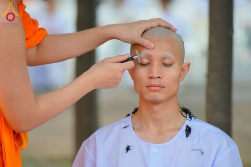 ภาพ No.135330:พิธีปลงผม ธรรมทายาท ระดับอุดมศึกษา รุ่นที่ 51 ภาคฤดูร้อน ณ วัดพระธรรมกาย จ.ปทุมธานี วันเสาร์ที่ 6 เมษายน พ.ศ. 2567