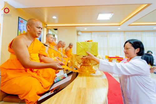 ภาพ No.221313:วันศุกร์ที่ 25 เมษายน พ.ศ. 2568 พิธีอัญเชิญรูปเหมือนพระมงคลเทพมุนี (สด จนฺทสโร) พระผู้ปราบมาร พิธีทอดผ้าป่าสามัคคี 25 ปี พิธีถวายสังฆทาน 15 วัด แด่เจ้าอาวาสภาคพื้นเอเชีย และแอฟริกา ในวาระครบ 25 ปี วัดพระธรรมกายโอซาก้า ประเทศญี่ปุ่น