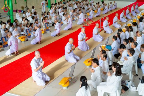 ภาพ No.244711:วันเสาร์ที่ 6 กันยายน พ.ศ. 2568 พิธีขอขมา-รับผ้าไตรของนาคธรรมทายาท โครงการอุปสมบทหมู่บูชาธรรมครบรอบ 108 ปี  วันครูผู้ค้นพบวิชชาธรรมกาย ณ โบสถ์พระไตรปิฎก วัดพระธรรมกาย