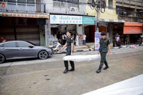 ภาพ No.245847:วันที่ 13-14 กันยายน พ.ศ. 2568 เจ้าหน้าที่ทุกสถานะ ทุกส่วนงาน ร่วมแรงร่วมใจ ปฏิบัติหน้าที่ เตรียมงาน เก็บงาน ตักบาตรพระ 555 รูป อ.เบตง จยะลา