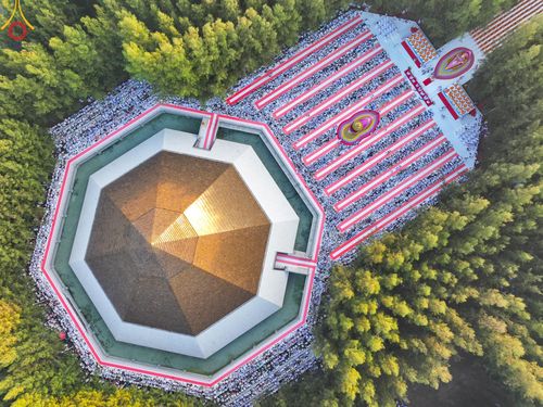 ภาพ No.107400:พิธีตักบาตรพระธรรมยาตราฯ ในโครงการธรรมยาตรากตัญญูบูชา มหาปูชนียาจารย์ พระมงคลเทพมุนี(สด จนฺทสโร) พระผู้ปราบมาร ปีที่ 12 ณ อนุสรณ์สถานมหาวิหารพระมงคลเทพมุนี อ.สองพี่น้อง จ.สุพรรณบุรี วันที่ 7 มกราคม พ.ศ. 2567