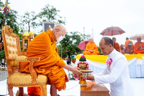 ภาพ No.226102:วันอาทิตย์ที่ 25 พฤษภาคม พ.ศ. 2568 พิธีตักบาตรพระ 1,000 รูปเมืองตรัง ครบรอบ 110 ปี เมืองทับเที่ยง ถวายเป็นพุทธบูชา ถวายเป็นพระราชกุศลแด่รัชกาลที่ 10 และอุทิศส่วนกุศลแด่อดีตเจ้าเมืองตรัง และบรรพบุรุษ ณ บริเวณหน้าศาลากลางจังหวัดตรัง ถนนพระราม 6