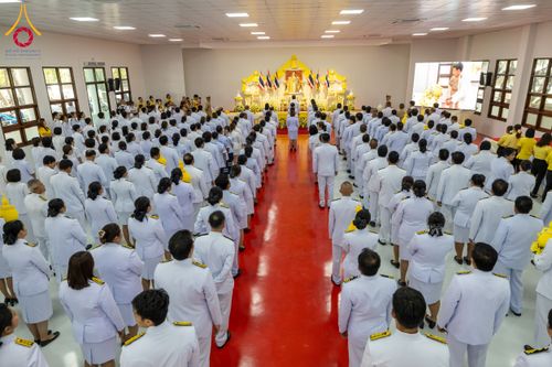 ภาพ No.179621:พิธีเจริญพระพุทธมนต์ พิธีทำบุญตักบาตรถวายพระราชกุศล และพิธีวางพานพุ่มดอกไม้ถวายราชสักการะ  แด่พระบาทสมเด็จพระบรมชนกาธิเบศร มหาภูมิพลอดุลยเดชมหาราช บรมนาถบพิตร เนื่องในวันคล้ายวันพระบรมราชสมภพ วันชาติ และวันพ่อแห่งชาติ วันพฤหัสบดีที่ 5 ธันวาคม พ.ศ. 2567 ณ