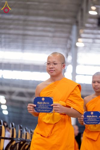 ภาพ No.237464:วันอาทิตย์ที่ 10 สิงหาคม พ.ศ.2568 พิธีมอบใบประกาศเกียรติคุณ โครงการสอบบาลี "ฉลองแชมป์" บูชาธรรม 80 ปี หลวงพ่อธัมมชโย ประจำปี 2568 และ พิธีมอบดวงแก้วสามเณรทรงบาลีไวยากรณ์ ณ สภาธรรมกายสากล วัดพระธรรมกาย ปทุมธานี