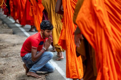 พิธีตักบาตรรอบเมืองดัมบุลล่า เทศกาลวิสาขบูชาแห่งชาติ ศรีลังกา เมื่อวันที่ 16 พฤษภาคมที่ผ่านมา คณะสงฆ์จากวัดพระธรรมกาย และคณะพระภิกษุสามเณรศรีลังกา ในโครงการสยาม-ลังกา ธรรมยาตรา ฉลองเทศกาลวิสาขบูชาแห่งชาติ ศรีลังกา บูชาธรรม 80 ปีหลวงพ่อธัมมชโย