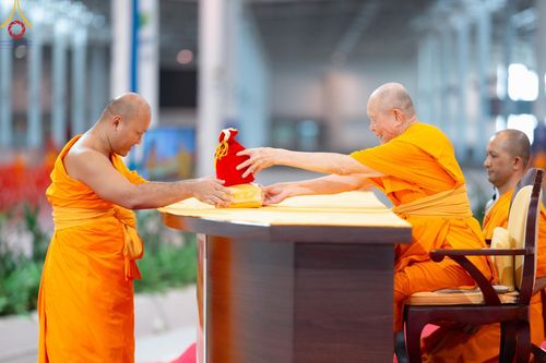 ภาพ No.153220:พิธีมุทิตาสักการะ พระภิกษุ-สามเณร ผู้สอบไล่ได้เปรียญธรรม ประโยค 1-2 ถึงประโยค ป.ธ.9 และบาลีศึกษา ประโยค1-2 ถึง บ.ศ.9 , พิธีมอบดวงแก้วสามเณรผู้ทรงบาลีไวยากรณ์ วัดพระธรรมกาย และ ศูนย์ส่งเสริมศีลธรรมในประเทศและต่างประเทศ วันอาทิตย์ที่ 8 กันยายน พ.ศ.2567