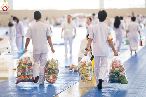 ภาพ No.99669:พิธีตักบาตรวันอาทิตย์ต้นเดือน ณ สภาธรรมกายสากล วัดพระธรรมกาย จ.ปทุมธานี วันอาทิตย์ที่ 3 ธันวาคม พ.ศ. 2566