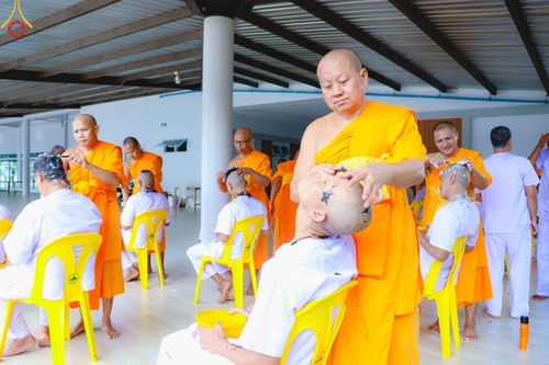 ภาพ No.186481:พิธีตัดปอย ปลงผม เวียนประทักษิณ  มอบบาตรผ้าไตร ขอขมาผู้ปกครอง และพิธีบรรพชาอุปสมบท  โครงการอุปสมบทหมู่บูชาธรรมมหาปูชนียาจารย์  ประจำปี 2567 ณ ศูนย์ปฏิบัติธรรมภาคใต้และวัดคงคาเลียบ อ.บางกล่ำ จ.สงขลา วันอาทิตย์ที่ 8 ธันวาคม พ.ศ. 2567