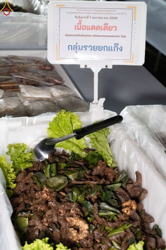 ภาพ No.190489:สาธุชนถวายภัตตาหารเป็นสังฆทาน แด่พระธรรมยาตรา ณ อนุสรณ์สถานมหาวิหารพระมงคลเทพมุนี (โลตัสแลนด์) อ.สองพี่น้อง จ.สุพรรณบุรี ในโครงการธรรมยาตรา กตัญญูบูชา มหาปูชนียาจารย์ พระมงคลเทพมุนี(สด จนฺทสโร) พระผู้ปราบมาร แห่ง ปีที่ 13 วันที่ 7 มกราคม พ.ศ.2568