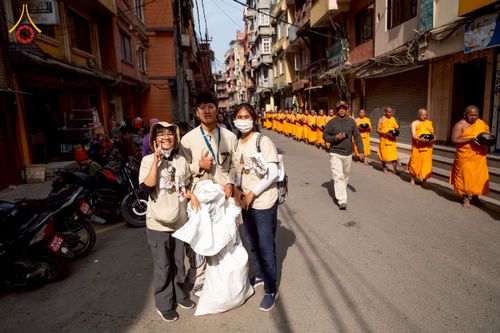 ภาพ No.213134:วันที่ 17 - 18 มีนาคม พ.ศ. 2568 คณะสงฆ์และสามเณรเดินบิณฑบาต รอบเมืองในพื้นที่ วัดสยมภูวนาถและราชวังปาตัน ณ เมืองกาฐมาณฑุ ประเทศเนปาล