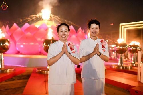 ภาพ No.160607:พิธีจุดประทีป 20,000 ดวง บูชาพระมหาธรรมกายเจดีย์ และบูชาพระมงคลเทพมุนี (สด จนฺทสโร) พระผู้ปราบมาร ณ ลานธรรม พระมหาธรรมกายเจดีย์ วัดพระธรรมกาย จ.ปทุมธานี วันที่ 10 ตุลาคม พ.ศ. 2567