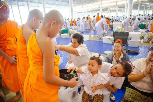 ภาพ No.177600:พิธีตักบาตรและพิธีบูชาข้าวพระ ในวันอาทิตย์ต้นเดือนที่ 1 ธันวาคม พ.ศ. 2567 ณ สภาธรรมกายสากล วัดพระธรรมกาย