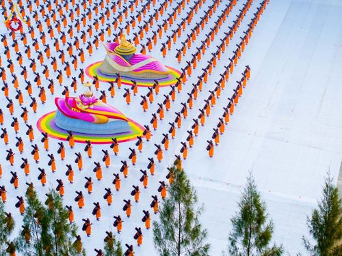 ภาพ No.191711:พระธรรมยาตราปฏิบัติธรรม และถ่ายภาพหมู่ประวัติศาสตร์ ณ อนุสรณ์สถานคลองบางนางแท่น อ.สามพราน จ.นครปฐม ในโครงการธรรมยาตรา กตัญญูบูชา มหาปูชนียาจารย์ พระมงคลเทพมุนี(สด จนฺทสโร) พระผู้ปราบมาร อนุสรณ์สถาน 7 แห่ง ปีที่ 13 วันที่ 8 มกราคม พ.ศ. 2568