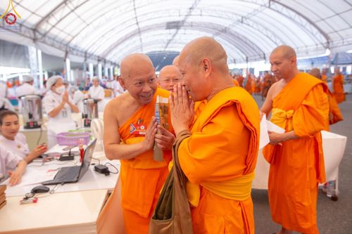 ภาพ No.60341:การต้อนรับพระสังฆาธิการ 10,000 กว่าวัดทั่วประเทศ พิธีมอบปัจจัยช่วยเหลือครู 4 จังหวัดชายแดนภาคใต้ พิธีปฏิบัติธรรม ในวันคุ้มครองโลก วันจันทร์ที่ 22 เมษายน พ.ศ.2567 ณ วัดพระธรรมกาย จ.ปทุมธานี